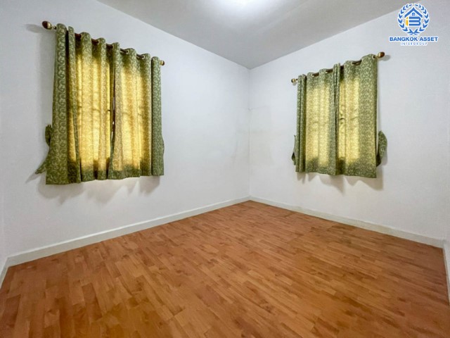 บ้านแฝดมือสองย่านนทบุรี ม.พฤกษาวิลเลจ22 บางกรวย-ไทรน้อย เนื้อที่ 39.1 ตร.ว. ฟังก์ชัน 3 ห้องนอน 2 ห้องน้ำ 2 ที่จอด บนทำเลที่ เดินทางสะดวก เชื่อมต่อถนน นครอินทร์ ,ถนนบางกรวย-ไทรน้อย ,ซอยวัดสังฆทาน เข้าเมืองสะดวก ใกล้รถไฟฟ้าสายสีม่วง "สถานีแยกติวานนท์" และ ใกล้จุดขึ้นทางด่วน "พระราม7"